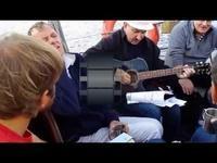 Na fali z gitarą...